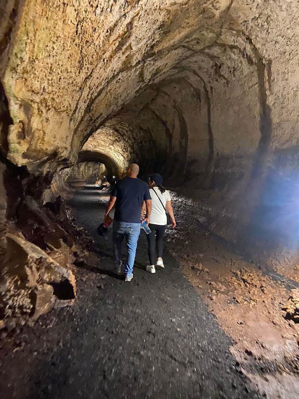 Recorrido dentro de los túneles de lava de Santa Cruz